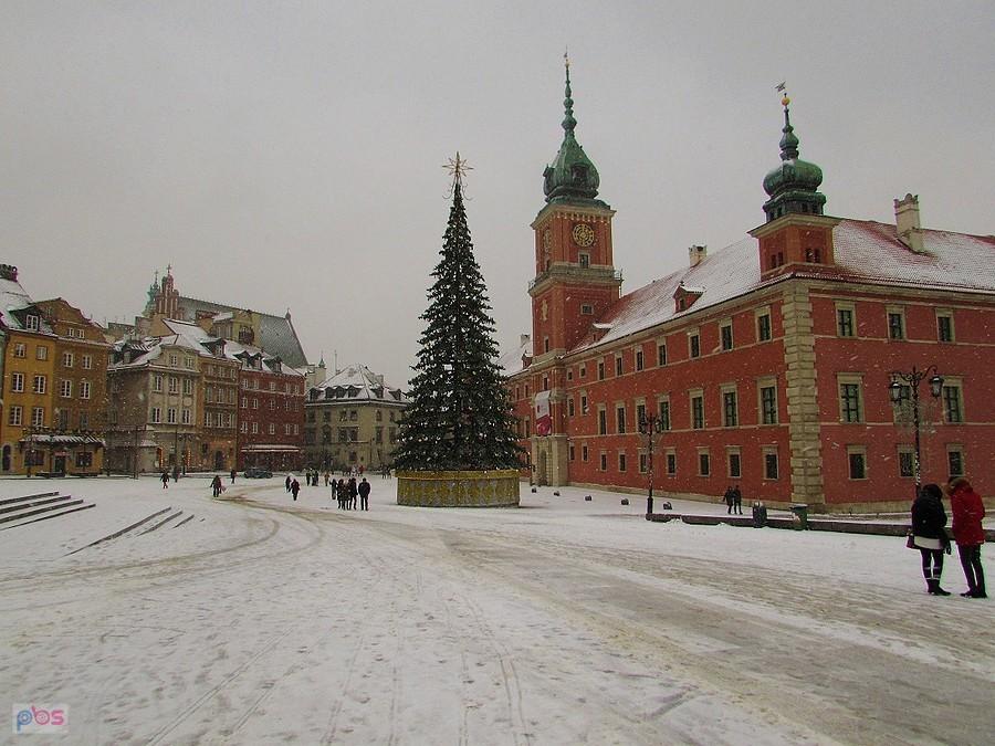 Plac Zamkowy w białej szacie to ostatnio rzadki widok