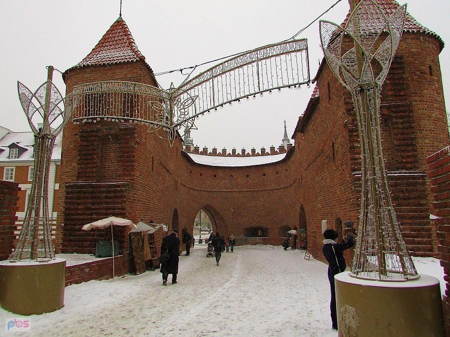Barbakan też przysypany śniegiem