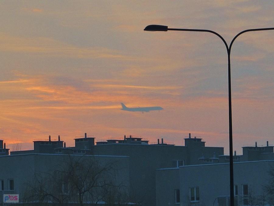 Samolocik o zachodzie słońca