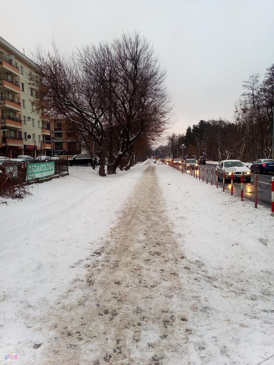 Na Powstańców nieodśnieżony nawet chodnik, a tym bardziej ddr