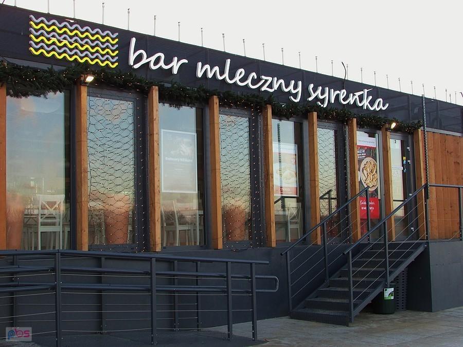 Na bulwarach oprócz licznych restauracji jest też bar mleczny