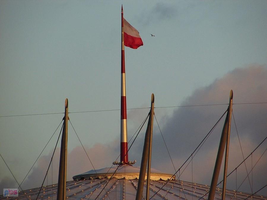 Flaga na kopule Stadionu Narodowego
