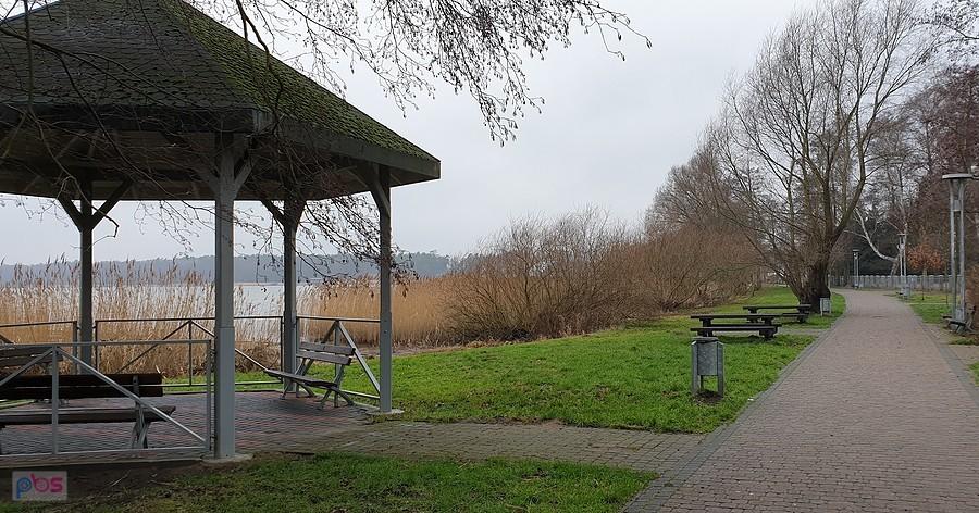 Promenada nad jeziorem Miedwe w Zieleniewie