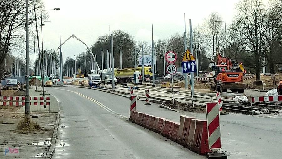 Postępują prace przy budowie ronda u zbiegu ulicy Szafera i Al. Wojska Polskiego.