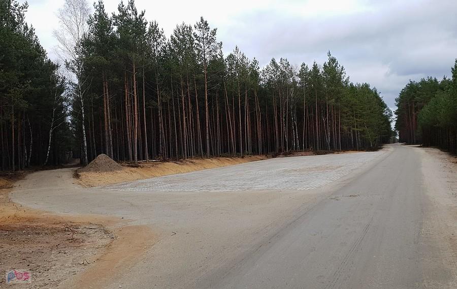 Szutrowa droga łącząca Zdunowo i Niedźwiedź