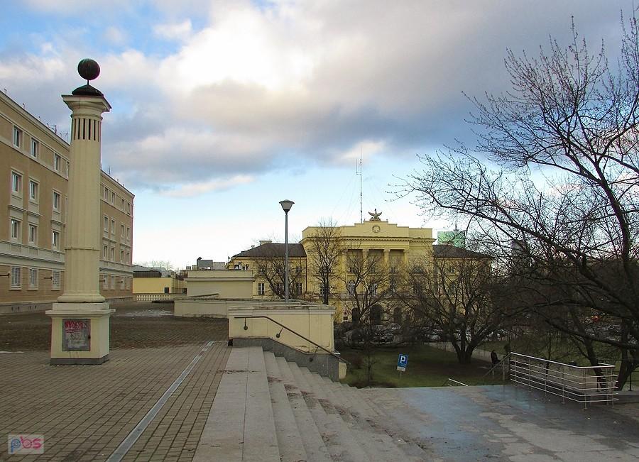 Widok ze schodów na Pałac Mostowskich