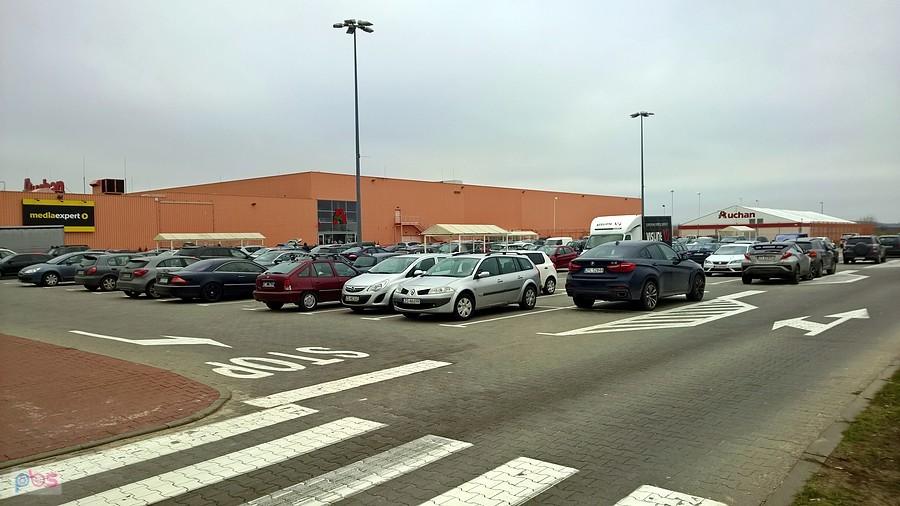 Auchan to market dla posiadaczy samochodów - tak dziś wyglądał tam parking.
