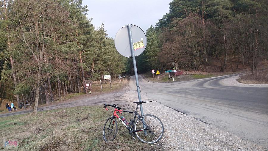 Prosto - Nowy Wilków, w prawo - Sowia Wola, z tyłu - Kampinos