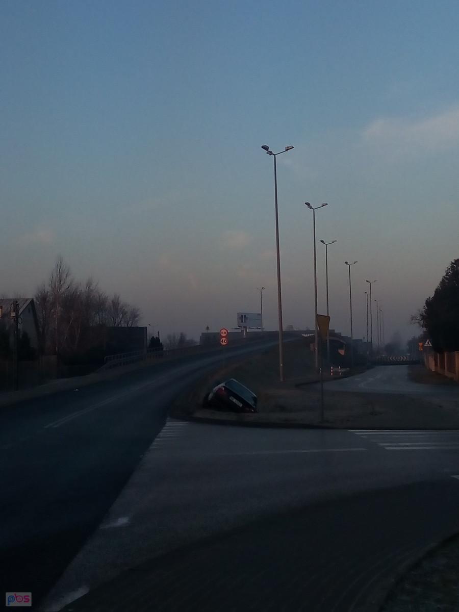Pewnie nie dostosował prędkości do warunków, chociaż nie było specjalnie ślisko