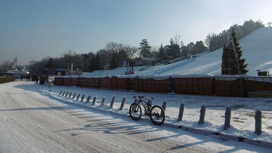 Przy Malta Ski chyba dosypali sztucznego śniegu na uliczkę