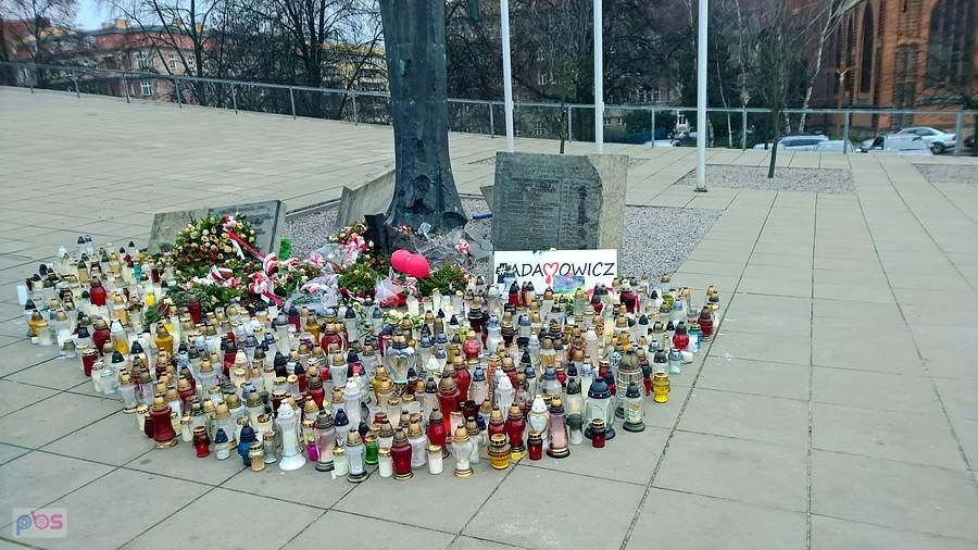 Na placu Solidarności - ku czci Adamowicza.