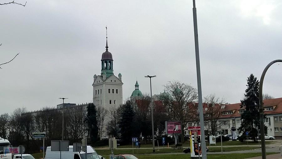 Widok z placu Solidarności na Zamek.