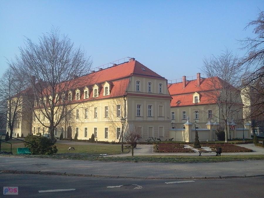 Tu stał dawny zamek, potem klasztor a teraz sąd