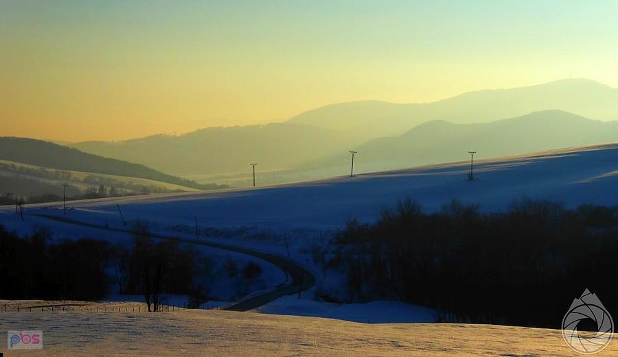 Stebnicka Magura w tle podjazdu