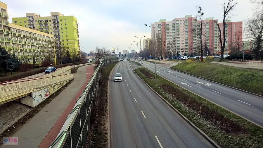 Widok z kładki nad ulicą Przyjaciół Żołnierza.