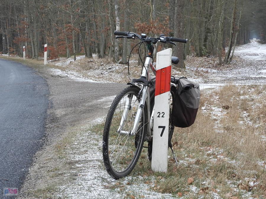 Mój rower na drodze 115 przy istotnym dla mnie słupku 22/7