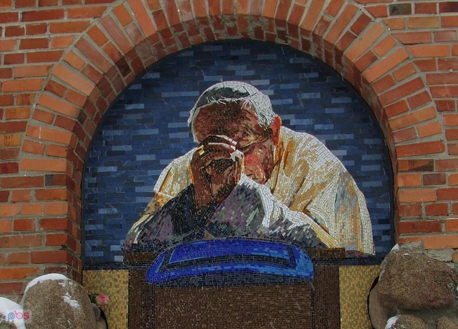 Mozaika przy wejściu do kościoła Wniebowstąpienia Pańskiego