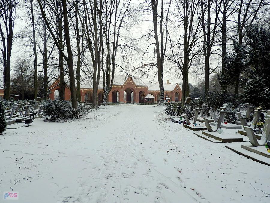 Główna brama cmentarza.