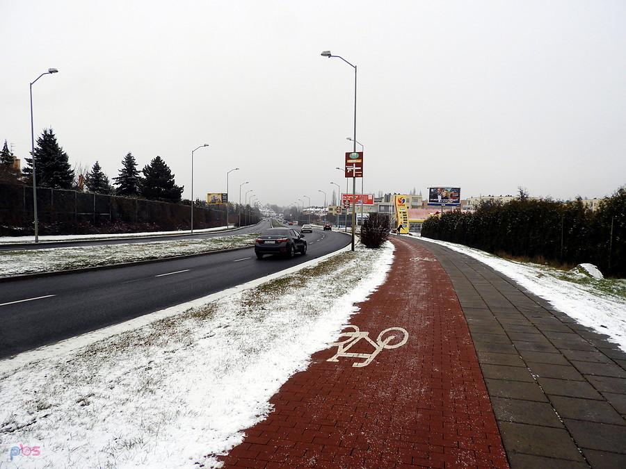 Śnieg jest tylko na poboczach DDR-ki.