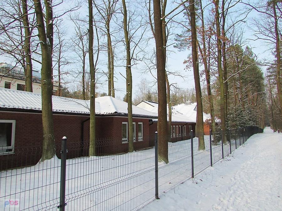 Wzdłuż ogrodzenia Szpitala Rehabilitacji Kardiologicznej