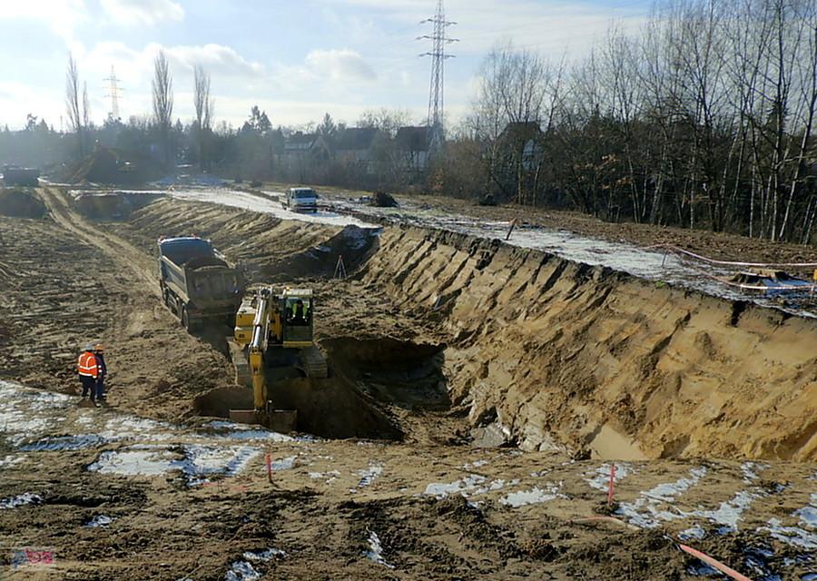 Intensywne prace przy budowie obwodnicy - tu w pobliżu wiaduktu.
