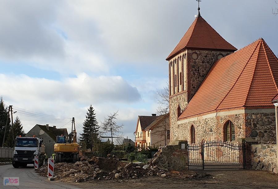 GRZĘDZICE (niem.Seefeld) Rozbiurka przykościelnego muru