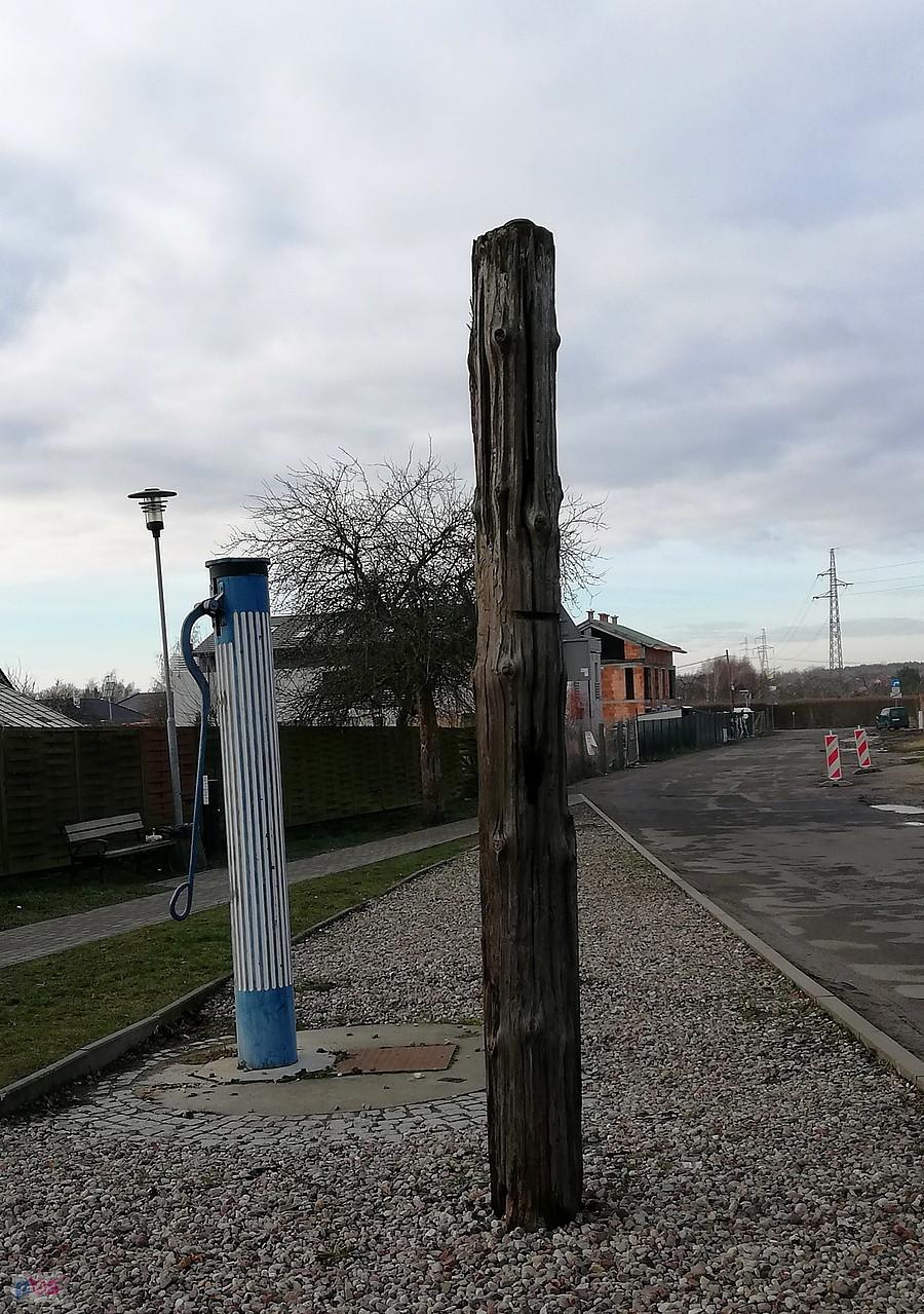 Zabytkowa drewniana pompa tuż przy ulicy Szerokiej.