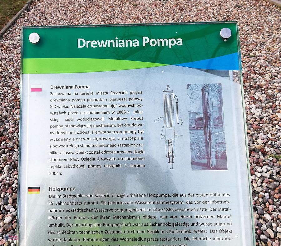 Opis dotyczący drewnianej pompy.