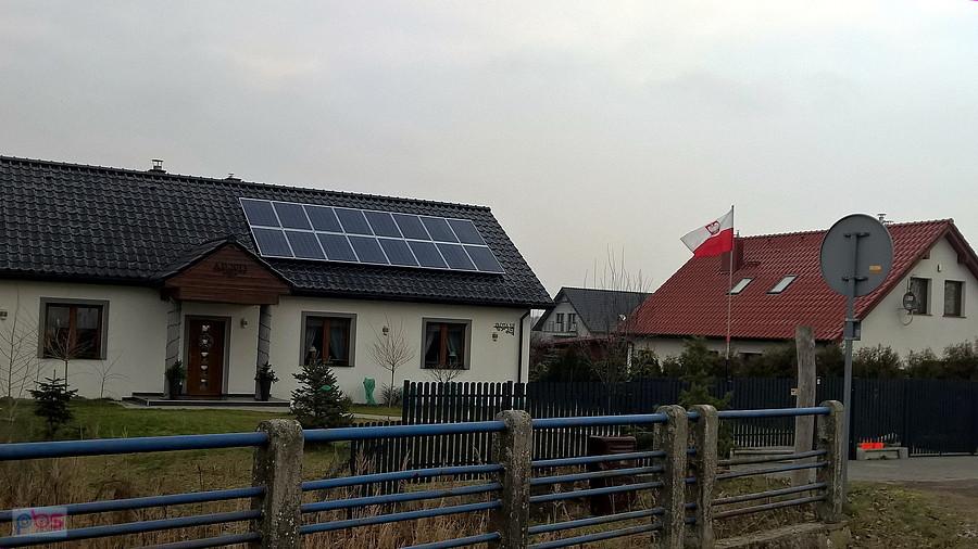 Na mostku z Sławoszewie - flaga pokazuje jaki był wiatr.