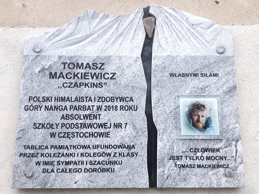 Tablica pamiątkowa poświęcona Tomkowi "Czapkinsowi" Mackiewiczowi na murach SP nr 7 w Częstochowie.