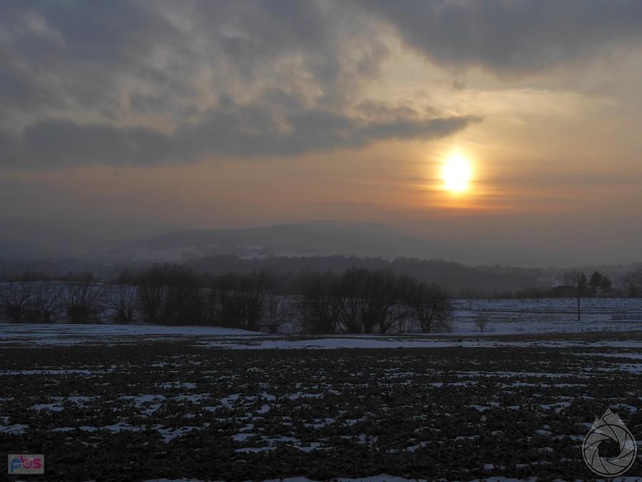 słońce w smogu nad Górami Grybowskimi