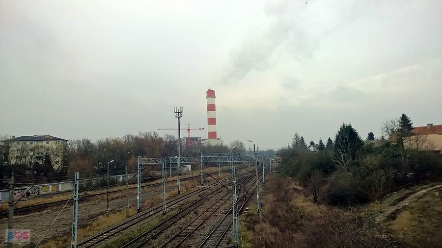 Komin elektrowni z nieco innej niż zwykle strony.