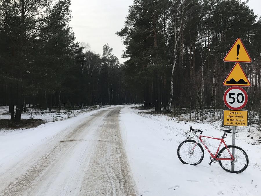 asfalty w puszczy też oblodzone