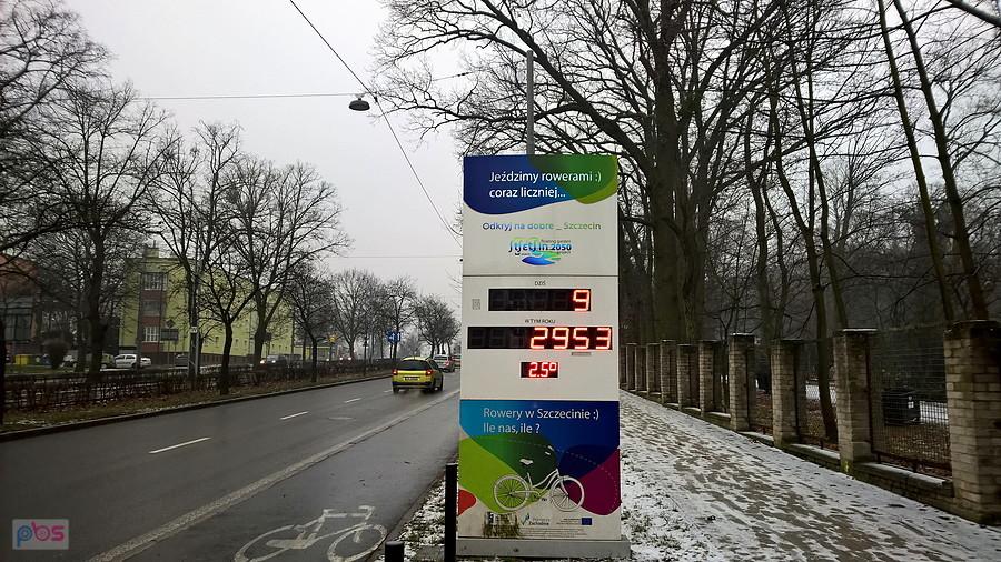 Proszę zobaczyć jak nieliczne grono rowerzystów tędy dziś do 11.00 przejechało .