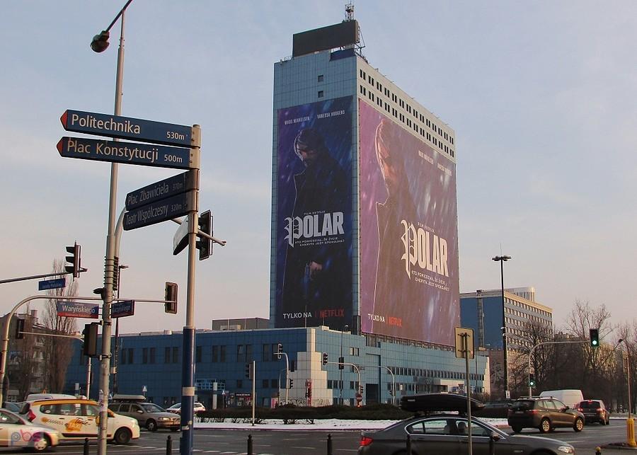 Riviera jak zwykle owinięta reklamami
