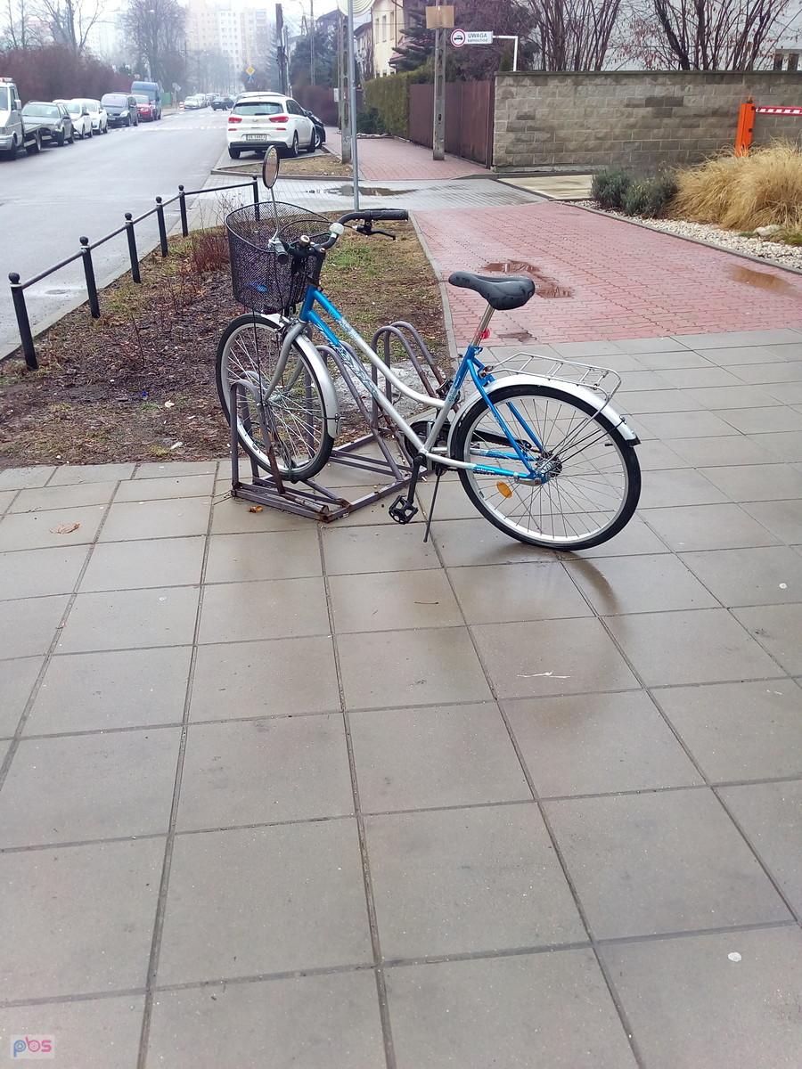 Ten rower też stoi tu od bardzo długiego czasu. Może ktoś przyjeżdża nim do pracy, a może o nim zapomniał