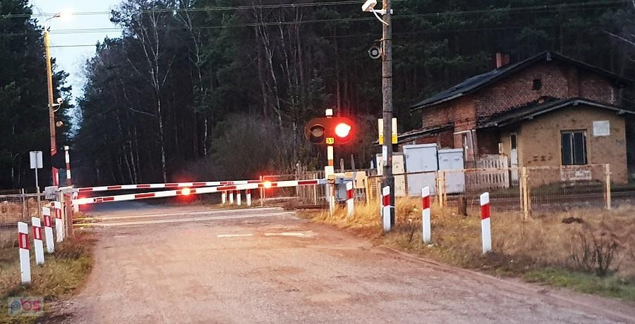 Przejazd kolejowy w kierunku Cisewa