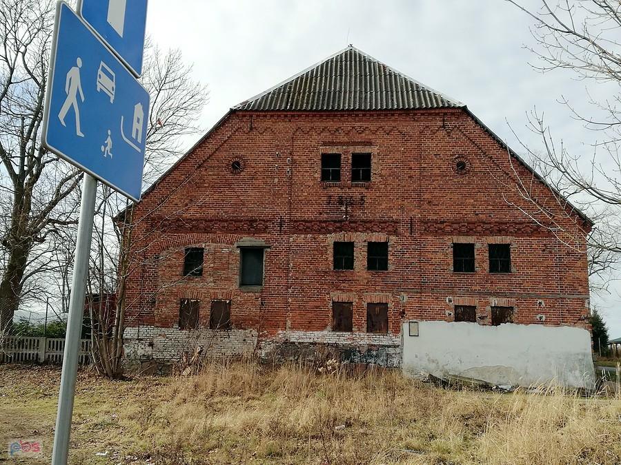 Kurów - zabytkowy obiekt gospodarczy.