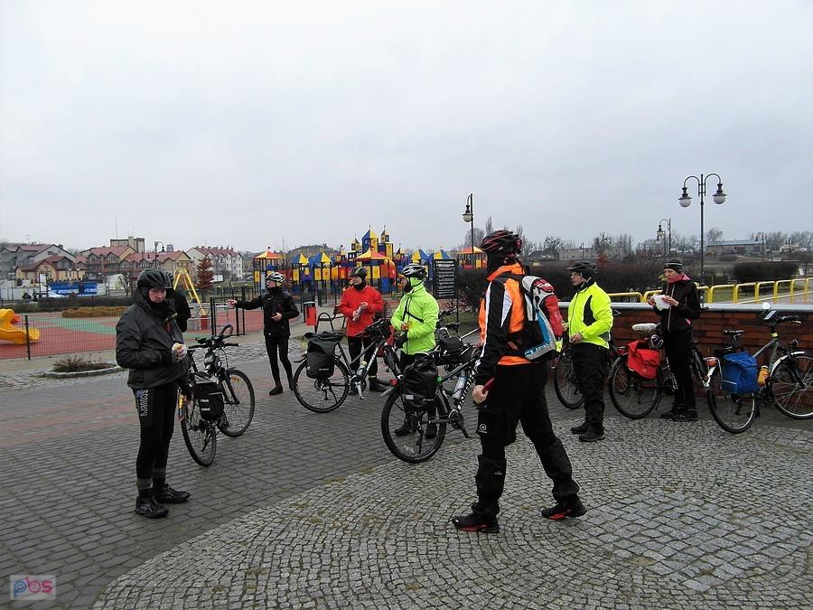 Rowerzyści na trasie - bulwar nad Wisłą w Tczewie
