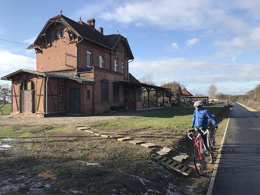 Budynek stacji PKP przy trasie rowerowej Stobnica - Oborniki