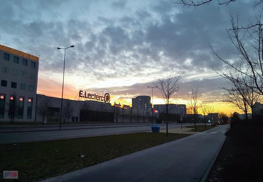 Różowa poświata nad Leclerc