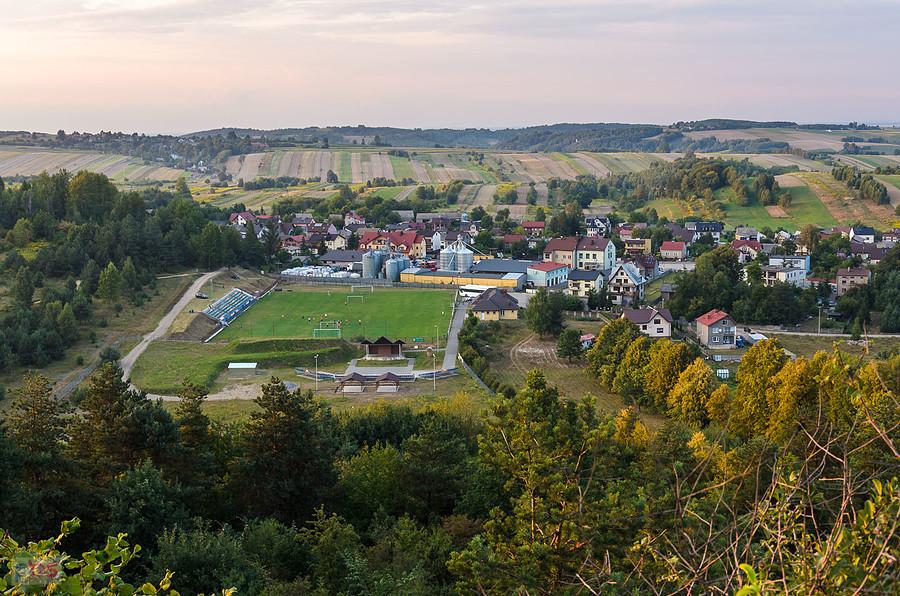 Niegowa - widok ze wzgórza na zabudowania i boisko