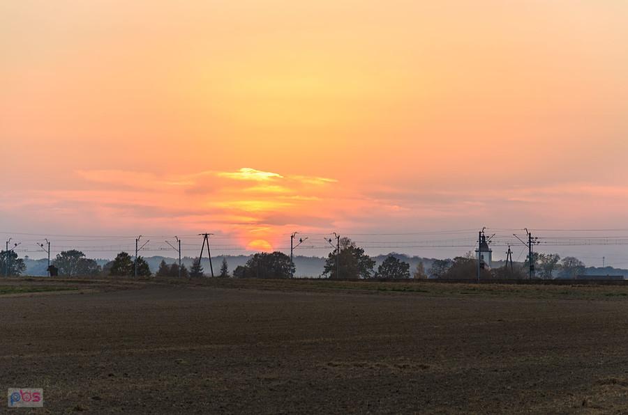 Prawie za horyzontem - ostatnie promienie słońca w Kochanowicach