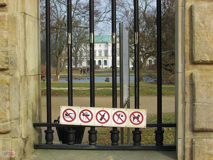 Piktogramy przy bramie głównej Ogrodu Krasińskich