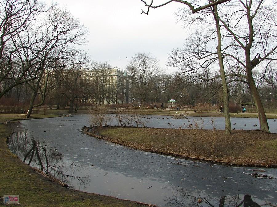 Staw jeszcze zamarznięty