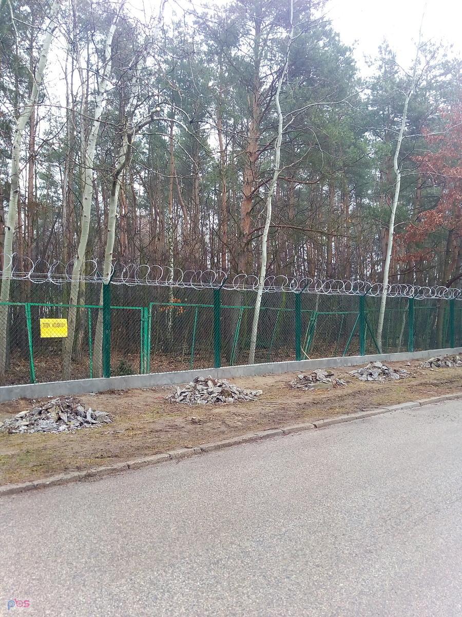 Nowy płot strzelnicy wojskowej przy Kocjana