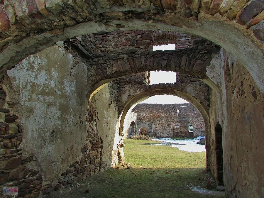 Samsonów - brama w budynku modelarni i suszarni