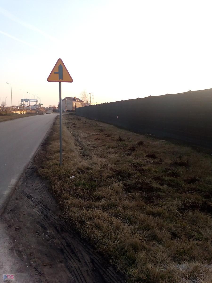 Przy kortach na tyłach S8 powstał płot