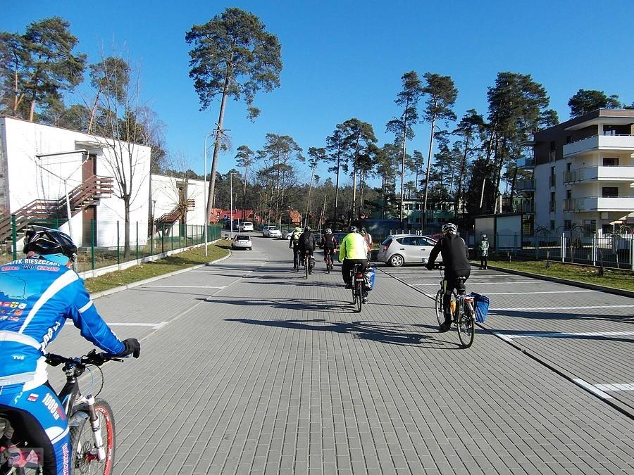 Grupa rowerzystów na ulicy w Stegnie