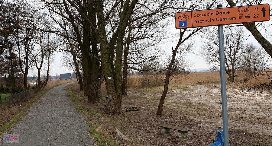 Droga rowerowa 3 na wale wzdłuż jeziora Dąbie.